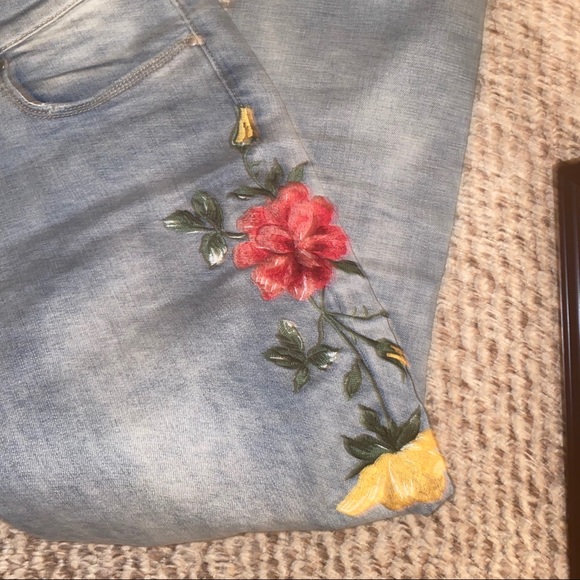 super cute & embroidered jeans - Picture 2 of 7